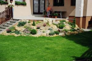 300 m2-es komplett kertkialakítás, kis sziklakerttel, automata öntözőrendszerrel