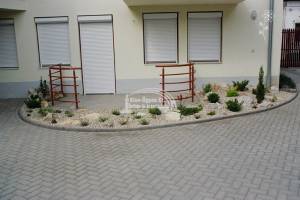 Építési törmelék helyén parányi kőkert