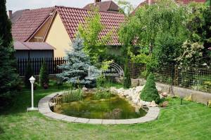 300 m2-es komplett kertkialakítás, földcserével, tóval, forrással és szűrőrendszerrel, automata öntözőrendszerrel