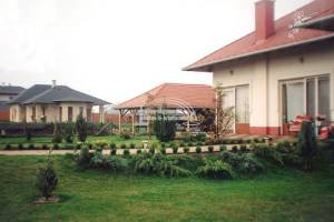 3000 m2-es komplett kertkialakítás, rézsű beültetésekkel, autómata öntözőrendszerrel